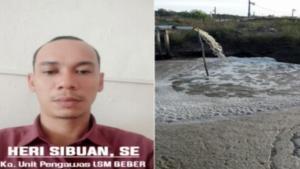 Teks foto : Heri Sibuan, SE Kepala Unit Pengawas DPH LSM Beber dan salah satu tambak udang lagi membuang limbar langsung kelaut tanpa penyaringan Ipal (foto/Lam Beber).