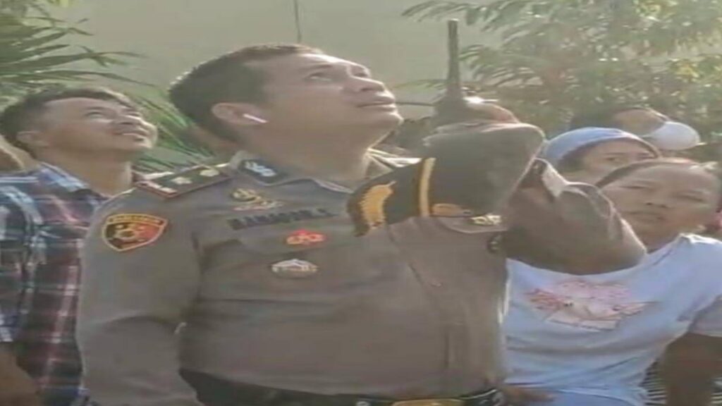 Teriakan “Sayang Ayo Turun” Kapolsek Tenayan Raya, Selamatkan Warga Yang Nekat Memanjat Tower SUTET