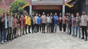 Teks foto : Kapolda Riau, Irjen Pol Muhammad Iqbal (tengah) bersama pemuda dan mahasiswa (Istimewa).