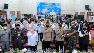 Teks foto : Brigjen Pol Tabana Bangun (tengah), Bupati Bengkalis Kasmarni (Kanan) Kapolres AKBP Indra Wijatmiko dan Dandim 0303/Bengkalis (kiri) foto bersama dengan peserta vaksinasi di Mandau (Istimewa).
