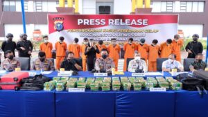 Teks foto : 11 orang tersangka dan 80 kilogram narkotika jenis sabu-sabu di sita (Istimewa).