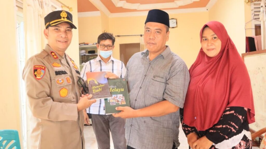 AKBP Indra Wijatmiko Silaturahim dengan Ketua MUI Bengkalis