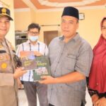 Teks foto : Kapolres Bengkalis AKBP Indra Wijatmiko, S.I.K bersama Ketua MUI, H. Amrizal, M.Ag di kediamannya (Istimewa).