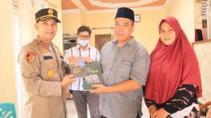 Teks foto : Kapolres Bengkalis AKBP Indra Wijatmiko, S.I.K bersama Ketua MUI, H. Amrizal, M.Ag di kediamannya (Istimewa).
