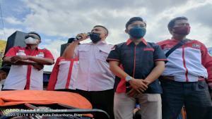 Teks foto : Thabrani Al-Indragiri, dan rekan-rekan datang kembali ke Kajari Pekanbaru (Istimewa).