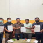 Teks foto : Mirwansyah, SH., MH, di Dampingi Rachmat Isra, SH, dan Ex. 5 Karyawan PT. PDR (foto/KEND ZAI)