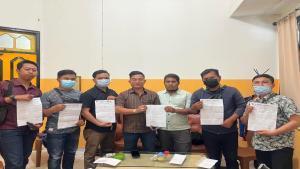 Teks foto : Mirwansyah, SH., MH, di Dampingi Rachmat Isra, SH, dan Ex. 5 Karyawan PT. PDR (foto/KEND ZAI)