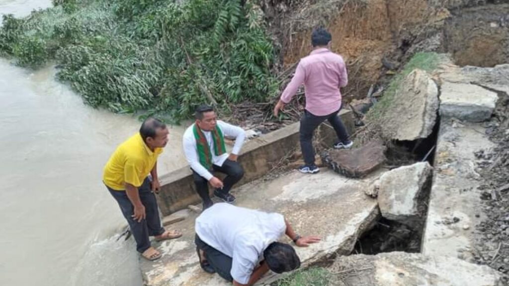 Bupati Pelalawan Tinjau Jembatan Amblas di Kecamatan Ukui