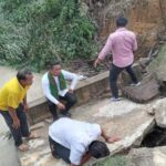 Teks foto : H. Zukri melihat langsung kondisi di kebawah Jambat yang rusak di Kecamatan Ukui (Istimewa).