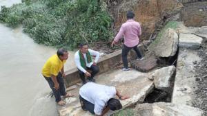 Teks foto : H. Zukri melihat langsung kondisi di kebawah Jambat yang rusak di Kecamatan Ukui (Istimewa).