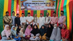 Teks foto : Pengurus DPC PDI-P Kabupaten Bengkalis foto bersama Mbah Kiai H Hasan, Abah Ahmad Fadhli Inayatullah dan Hafidzah diantaranya 6 Hafidzah 30 Juz, Jum'at (28/01/2022) siang.