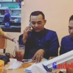Teks Foto : Ketua Karateker DPK KNPI Kecamatan Bengkalis Dedek didampingi sekretaris Muhammad Rahim bersama Waka Bidang Media dan Informasi DPD KNPI Kabupaten Bengkalis Erwin Syah Putra. (istimewa).