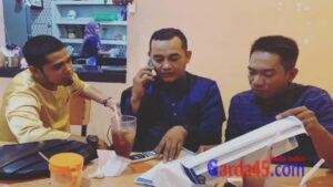 Teks Foto : Ketua Karateker DPK KNPI Kecamatan Bengkalis Dedek didampingi sekretaris Muhammad Rahim bersama Waka Bidang Media dan Informasi DPD KNPI Kabupaten Bengkalis Erwin Syah Putra. (istimewa).