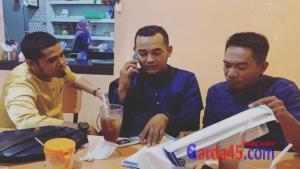 Teks Foto : Ketua Karateker DPK KNPI Kecamatan Bengkalis Dedek didampingi sekretaris Muhammad Rahim bersama Waka Bidang Media dan Informasi DPD KNPI Kabupaten Bengkalis Erwin Syah Putra. (istimewa).