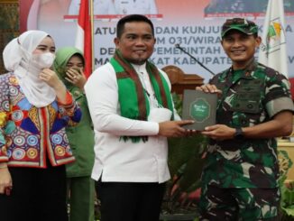 Teks foto : Bupati Pelalawan H. Zukri bersama Danrem 031/Wirabima Brigjen Inf M. Syech Ismed, SE.,M.Han (Istimewa).