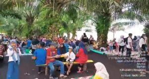 Teks Gambar : Wisatawan memenuhi Objek Wisata Pantai Raja Kecik di Desa Muntai Barat Bengkalis (foto/Leni).