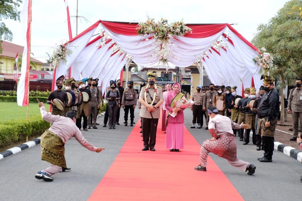 Resmi Masuki Mapolda, Kapolda Riau Disambut Adat Tepuk Tepung Tawar