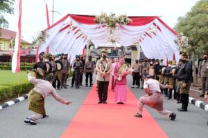 Teks foto : Irjen Pol Muhammad Iqbal Beserta istri Disambut dengan silat yang diiringi kompang melayu (Istimewa)