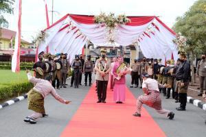 Teks foto : Irjen Pol Muhammad Iqbal Beserta istri Disambut dengan silat yang diiringi kompang melayu (Istimewa)