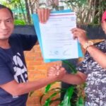 Teks foto : Ketua PW MOI Riau (Kanan), Boma Harmen, SE Menyerahkan Mandat Pembentukan PW MOI Kuansing Kepada Rowandri (Kiri) (Istimewa)