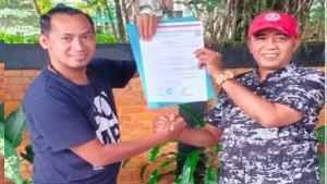 Teks foto : Ketua PW MOI Riau (Kanan), Boma Harmen, SE Menyerahkan Mandat Pembentukan PW MOI Kuansing Kepada Rowandri (Kiri) (Istimewa)