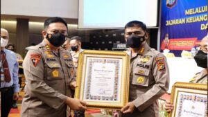 Buka Rakor, Kapolda Riau Serahkan Penghargaan Peringkat I Pencapaian Indikator Kinerja Pelaksanaan Anggaran Tahun 2021