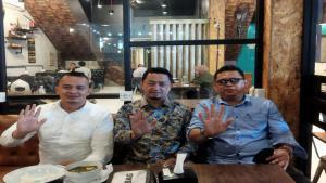 Teks foto : Wartawan Rudi Yanto (Kiri), Anggota DPR RI Dapil Riau Dr Syahrul Aidi Maazat Lc, MA (Tengah) dan Aktivis Larshen Yunus (Kanan)