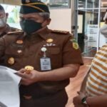 Teks foto : Kasintel Kejari Lasargi Marel, SH, MH (Kiri), Kepala Kejaksaan Negeri Pekanbaru Teguhwibowo, SH., MH (Tengah), Ketua Pemuda Milenial Pekanbaru Teva Iris (Kanan). (Foto : KEND ZAI)