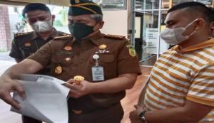 Teks foto : Kasintel Kejari Lasargi Marel, SH, MH (Kiri), Kepala Kejaksaan Negeri Pekanbaru Teguhwibowo, SH., MH (Tengah), Ketua Pemuda Milenial Pekanbaru Teva Iris (Kanan). (Foto : KEND ZAI)