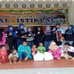 Teks foto : Peranan Wanita B2P3 Provinsi Riau foto bersama dengan anak-anak dalam kegiatan Jum'at Berkah (foto/Yanti Tanjung).