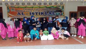 Teks foto : Peranan Wanita B2P3 Provinsi Riau foto bersama dengan anak-anak dalam kegiatan Jum'at Berkah (foto/Yanti Tanjung).