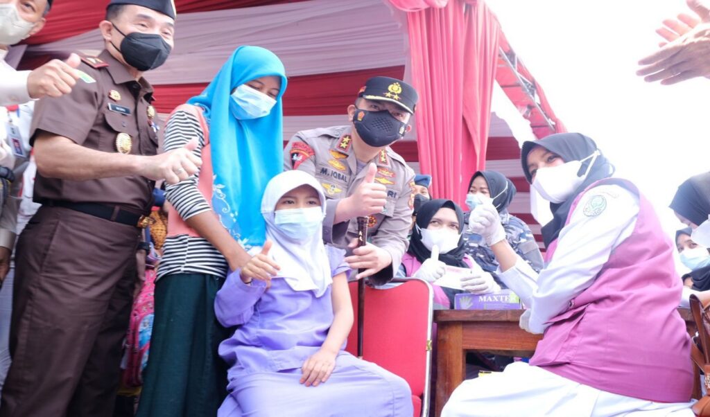 Kapolda Riau Pada Vaksinasi Serentak : Tetap Kedepankan Prokes dan Percepat Laju Vaksinasi