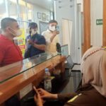 Teks foto : Tks Foto : Ketua Pemuda Milenial Kota Pekanbaru, Teva Iris di Dapingi Tim Pengawas, Thabarani Ketika Berada Di Kejaksaan Negeri Pekanbaru. (foto / KEND ZAI).