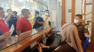Teks foto : Tks Foto : Ketua Pemuda Milenial Kota Pekanbaru, Teva Iris di Dapingi Tim Pengawas, Thabarani Ketika Berada Di Kejaksaan Negeri Pekanbaru. (foto / KEND ZAI).