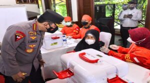 Teks foto : Kapolri Jenderal Listyo Sigit Prabowo tinjau pelaksanaan vaksinasi di Obyek Wisata Taman Bunga Nusantara Kabupaten Cianjur (Istimewa).