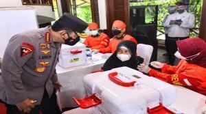 Teks foto : Kapolri Jenderal Listyo Sigit Prabowo tinjau pelaksanaan vaksinasi di Obyek Wisata Taman Bunga Nusantara Kabupaten Cianjur (Istimewa).
