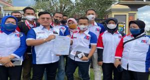 Teks Foto : Mirwansyah, SH., MH di Dapingi Sekretaris PW MOI Kota Pekanbaru, Alexander Cowboy Usai Membuat Laporan di Mapolda Riau. ( Foto : KEND ZAI).