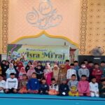 Teks foto : Sesi foto bersama pengurus, Ketua Masjid Al-Mubarak, M. Syarif serta Panitia, perserta Putra dan Putri (Istimewa).