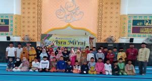 Teks foto : Sesi foto bersama pengurus, Ketua Masjid Al-Mubarak, M. Syarif serta Panitia, perserta Putra dan Putri (Istimewa).