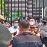 Teks foto : Kasintel Kejaksaan Negeri Pekanbaru, Lasargi Marel, SH., MH, Saat Menerima Pengunjukrasa (KEND ZAI).