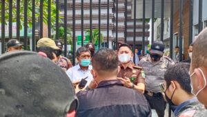 Teks foto : Kasintel Kejaksaan Negeri Pekanbaru, Lasargi Marel, SH., MH, Saat Menerima Pengunjukrasa (KEND ZAI).