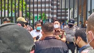 Teks foto : Kasintel Kejaksaan Negeri Pekanbaru, Lasargi Marel, SH., MH, Saat Menerima Pengunjukrasa (KEND ZAI).