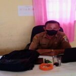 Teks foto : Warnami Lafau, S.Pd kapala sekolah SDN. No. 075035 Hilifaosi di ruang kerja (foto/Garda45.com).