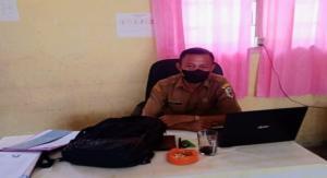 Teks foto : Warnami Lafau, S.Pd kapala sekolah SDN. No. 075035 Hilifaosi di ruang kerja (foto/Garda45.com).