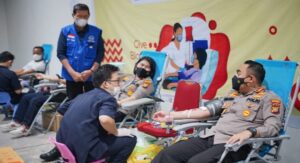 Teks foto : Kapolresta Pekanbaru Kombes Pol. Dr. Pria Budi, S.I.K., M.H didampingi Kapolsek Pekanbaru Kota Kompol Josina Lambiombir S.H.,S.I.K terlihat lagi mendonorkan darah (Istimewa).