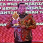 Teks Foto : Wali Kota Pekanbaru dr. H. Firdaus, S.T, M.T menerima penghargaan dari Menteri PAN-RB Tjahjo Kumulo di InterContinental Jakarta Pondok Indah