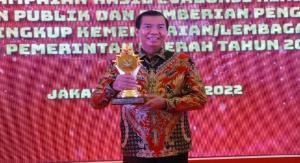 Teks Foto : Wali Kota Pekanbaru dr. H. Firdaus, S.T, M.T menerima penghargaan dari Menteri PAN-RB Tjahjo Kumulo di InterContinental Jakarta Pondok Indah