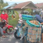 Teks foto : Kasi Humas Polres Bengkalis AKP Buha Purba, SH bersama Bhabinkamtibmas dan Personil Polsek Bantan lakukan Razia Kartu vaksin bagi Pengguna jasa Lalulintas yang melintas depan Kantor Camat Bantan (Istimewa).