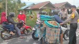 Teks foto : Kasi Humas Polres Bengkalis AKP Buha Purba, SH bersama Bhabinkamtibmas dan Personil Polsek Bantan lakukan Razia Kartu vaksin bagi Pengguna jasa Lalulintas yang melintas depan Kantor Camat Bantan (Istimewa).