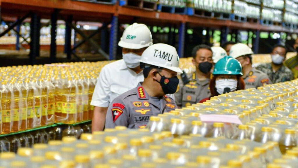 Kapolri Pastikan Awasi Alur Distribusi dan Harga Minyak Goreng di Pasar